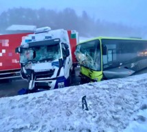 Bus kracht gegen Lkw