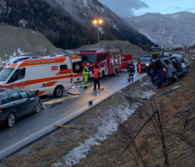 Pkw fährt auf Transporter auf