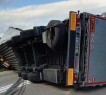 Lkw kippt nach Unfall um