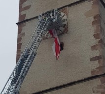 Fahne blockiert Kirchturmuhr