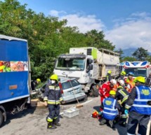 Lkw prallt gegen Pkw