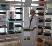 Karin Welponer im Schreibmaschinenmuseum
