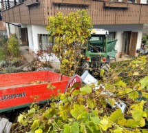 Traktor landet im Garten