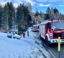 Auto überschlägt sich