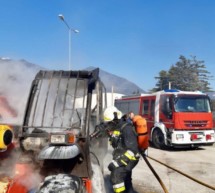 Baumaschine in Flammen