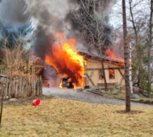 Autoschuppen in Flammen