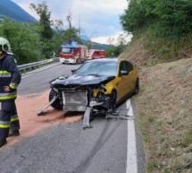 Auto prallt gegen Leitplanken