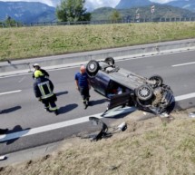 Auto überschlägt sich