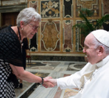 Dem Papst die Hand schütteln