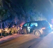 Auto prallt gegen Felsen