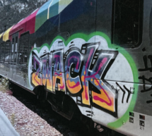 Graffitis am Zug