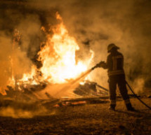 Hütte in Flammen