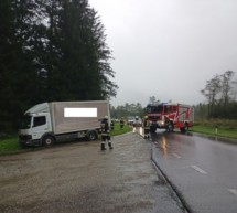 Lkw steckt im Schlamm fest