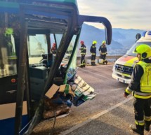 Bus streift Mauer