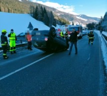 Pkw landet auf dem Dach