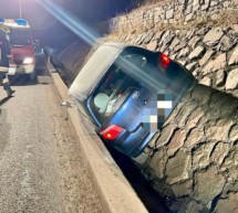 Auto landet im Graben