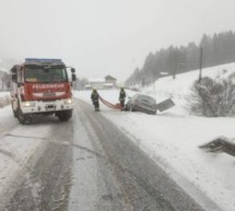 Pkw knallt gegen Straßenschild