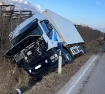 Lkw kippt in Straßengraben