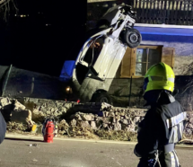 Auto prallt gegen Balkon