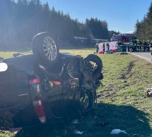 Auto landet auf dem Dach