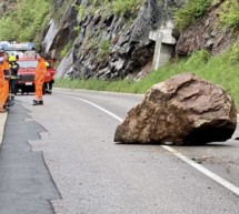 Felsbrocken stürzt auf Straße