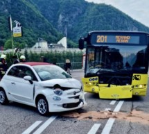 Fiat prallt gegen Bus