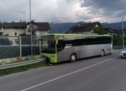 Bus kracht gegen Leitplanke
