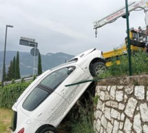 Pkw stürzt in Weinberg