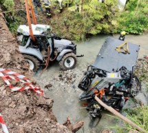 Traktor landet im Bach