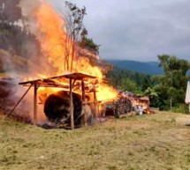 Holzlager in Flammen