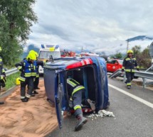 Auto überschlägt sich