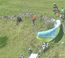 Paragleiter hängt in Seilbahn