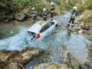 Auto im Bach