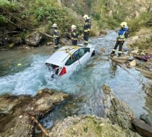 Auto im Bach