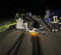 Auto überschlägt sich