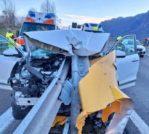 Leitplanke bohrt sich durch Pkw