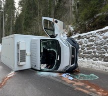 Kleinlaster überschlägt sich