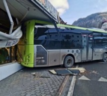 Bus crasht in Geschäft