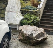 Felsblock stürzt in Garten