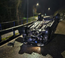Auto landet auf dem Dach