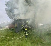 Hütte in Flammen