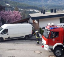 Lieferwagen kracht gegen Dach