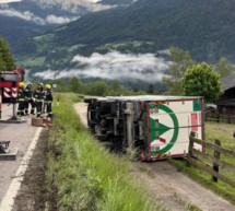 Lkw kippt über Böschung