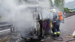 Kleinbus in Flammen