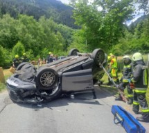 Pkw landet auf dem Dach