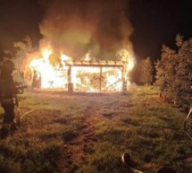 Holzschuppen in Flammen