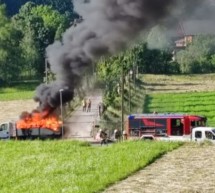 Lieferwagen in Flammen