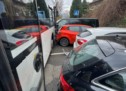 Bus streift vier Pkw