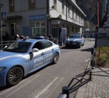 Mann reißt Frau die Ohrringe ab