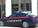 Mann rastet im Postamt aus